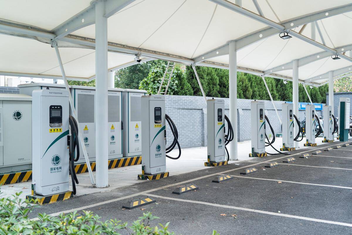新能源浪潮下的充電樁 發展優勢顯著，公共充電樁好用嗎？